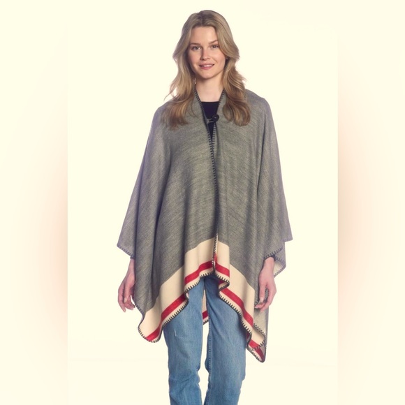 🌟 Open Cape with Button Closure - Picture 1 of 3